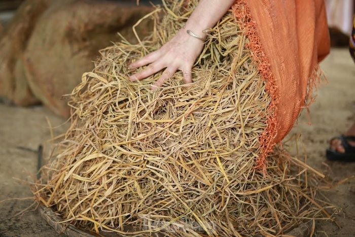 Bánh chưng đen là loại bánh đặc biệt mang nét riêng của người Thái Tày Thanh, nguyên liệu chính chỉ là gạo nếp trắng và được nhuộm đen bằng tro rơm. Cứ bắt đầu vào vụ mùa gặt cuối cùng của năm, người Thái đen lại tích một ít rơm khô để ngày cận Tết gói bánh chưng. Rơm được bà con cất trữ ở đây phải từ cây lúa nếp do chính tay người trong gia đình mình cắt, sau khi rửa sạch phơi khô và cất lên giàn cao ở trong nhà.