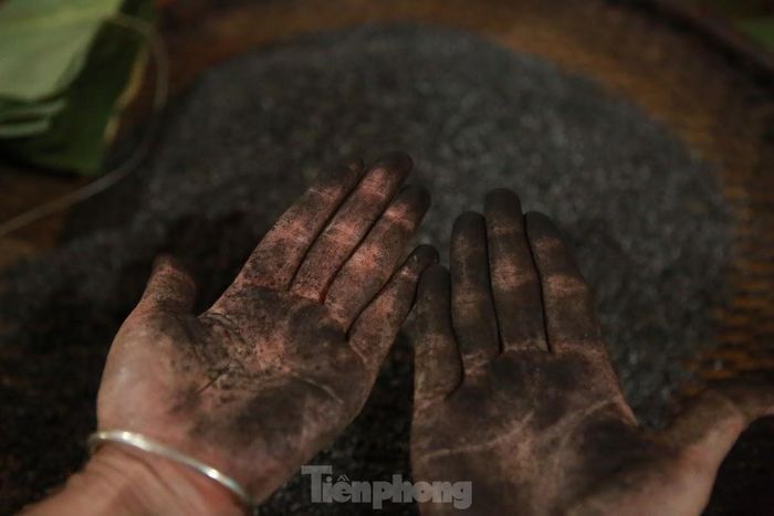 Những đôi bàn tay đen sạm màu tro sau khi gói bánh.