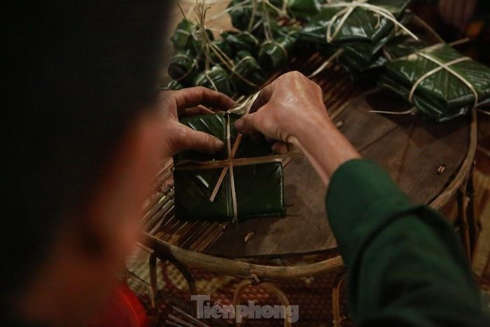 Bánh chưng để cúng ngày Tết của đồng bào nơi đây có 4 loại bánh. Khâu tôm kháu khoài (bánh sừng trâu); khâu tôm cộp (bánh đôi); khâu tôm khủan tụ (bánh gậy); khâu tôm pom (bánh vuông nhỏ).