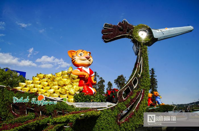 Một số người dân Tp.Đà Lạt cho biết, khi nhìn các chú hổ được tạo hình đàn ca, cưỡi chim lạc, chở vàng thấy tài lộc và xuân tới rộn ràng hơn. Bên cạnh nhiều điểm ảnh đẹp tại Tp.Đà Lạt, du khách cũng tỏ ra thích thú khi chụp hình cùng các linh vật hổ tại bùng binh cầu ông Đạo.