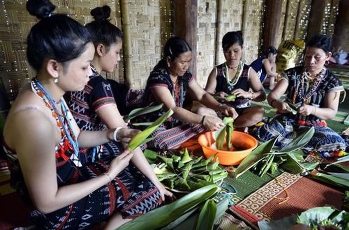 Các thiếu nữ Cơ tu làm món bánh sừng trâu – một trong những món ăn đặc trưng của người Cơ Tu 
