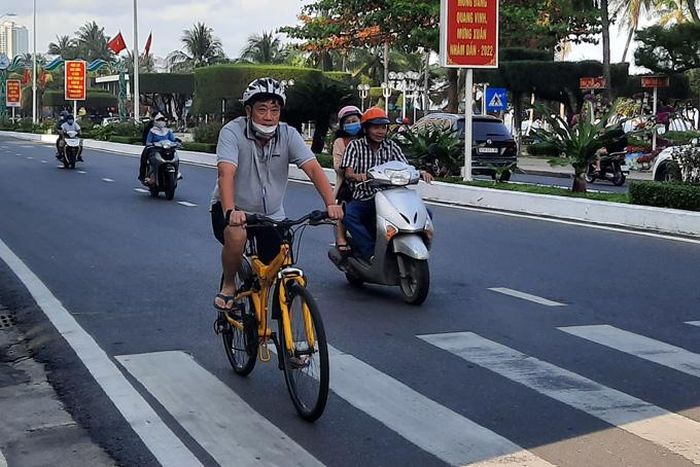 Đạp xe dọc theo đường Trần Phú.