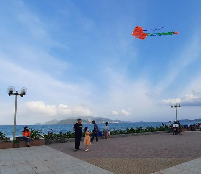 Cùng con thả những con diều đủ sắc màu tại khu vực Quảng trường 2-4.