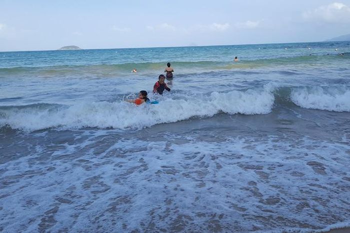 Vui đùa cùng sóng nước.