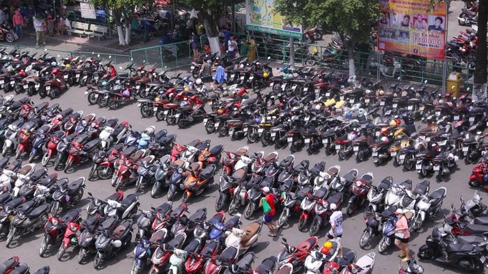 Hầu hết bãi xe công cộng không được quây kín, thậm chí không có mái che. Dưới cái nắng ngày Tết miền Nam, nhiều người “xót” xe khi để lộ thiên dài ngày. Ảnh: Ý Linh - Y Kiện.