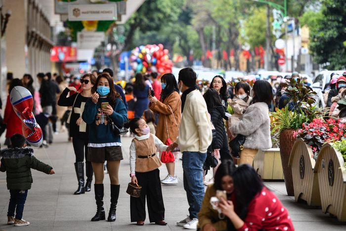 Tràng Tiền Plaza là một trong những nơi thu hút nhiều người tới "check-in". Phía bên cạnh, phố Hàng Bài (quận Hoàn Kiếm) chật kín phương tiện.