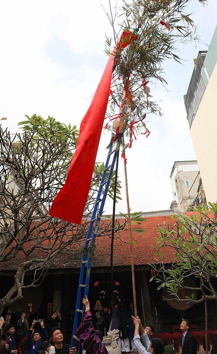 Dựng Cây Nêu Tết ở Hoàng thành - Thăng Long. Ảnh: TTXVN phát