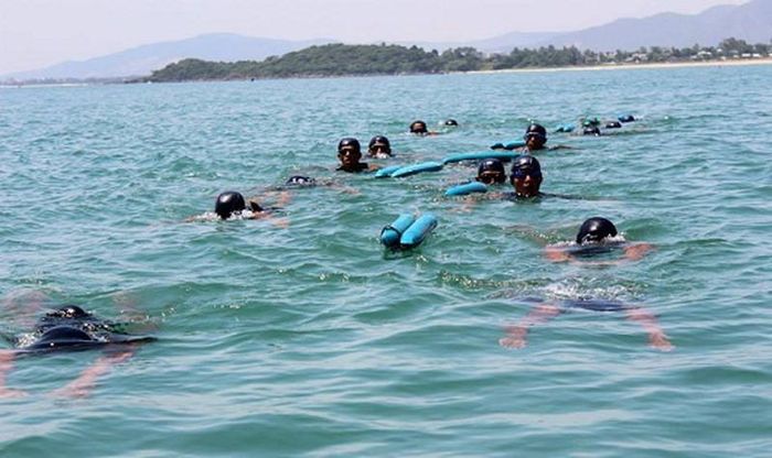Để có thể bơi liên tục từ 12-15km trên biển, các chiến sĩ phải mất rất nhiều công sức huấn luyện cả thể chất lẫn tinh thần. Cán bộ các cấp thường xuyên theo sát, cùng tập, cùng lặn, cùng bơi với chiến sĩ.