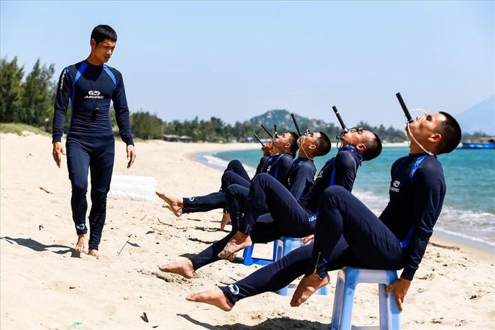 Để có thể làm đặc công người nhái, “ứng viên” còn phải đáp ứng các tiêu chuẩn chức năng sinh lý về hệ tim mạch, hệ hô hấp, mắt, tiêu hóa… Và để trở thành chiến sĩ đặc công người nhái thực thụ, công tác đào tạo phải mất 2 năm.