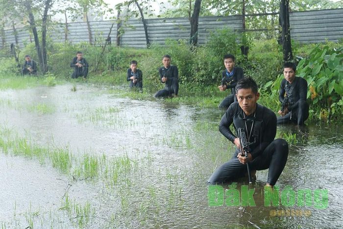 Đặc công người nhái Việt Nam còn phải biết sử dụng thuần thục những vũ khí hạng nặng để tấn công khi nước ngoài xâm phạm lãnh hải, trong tình huống khó khăn nhất có thể ngụy trang chỉ trong 1-2 phút.