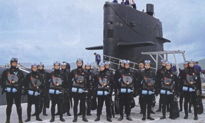 Khắc nghiệt nhất của khóa huấn luyện là "ép nhái". Chiến sĩ được đưa vào một buồng tăng, giảm áp, điều chỉnh áp suất bằng với áp suất nước biển ở độ sâu tương ứng.
