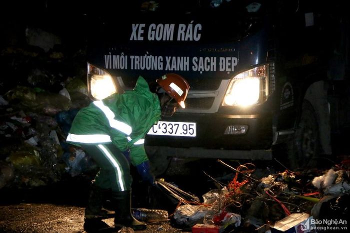 Thu gom rác mang về bãi tập kết. Ảnh: Tiến Đông