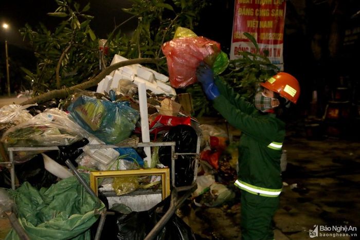 Vào những ngày cuối năm, lượng rác thải xả ra tăng gấp 3-4 lần so với ngày thường. Ảnh: Tiến Đông