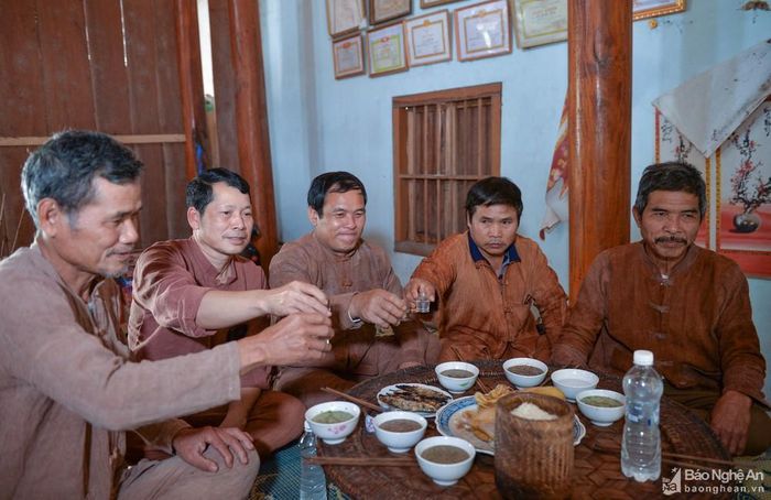 Sau khi làm lễ, các thành viên trong nhà và họ hàng lần lượt đến bên mâm lễ để hưởng lộc, chúc nhau những lời chúc tốt đẹp, cầu năm mới mạnh khỏe, mùa màng bội thu. Ảnh: Thành Cường