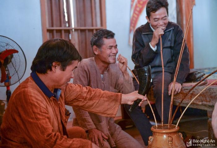 Ngoài ra, gia chủ còn tiếp đón khách rất chu đáo. Khách được mời ăn, mời rượu và mời ngủ tại nhà. Trước khi ra về, người Ơ đu còn mừng tuổi cho khách những ống cơm lam, chai rượu nếp cẩm do chính tay họ làm ra. Ảnh: Thành Cường