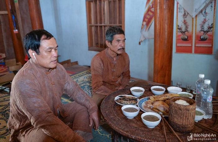 Mâm lễ được đặt lên vị trí trang trọng trong nhà chính, nơi đặt bàn thờ ông bà, tổ tiên của người Ơ đu. Chủ nhà được thầy mo ngồi bên cạnh để làm lễ. Trong bài cúng đầu năm mới, họ cầu tổ tiên, trời đất, thần núi, thần rừng ban mưa thuận, gió hòa cho rẫy lúa, nương ngô được mùa, con cháu đầy đàn, và luôn biết đến công ơn sinh thành của tổ tiên. Ảnh: Thành Cường