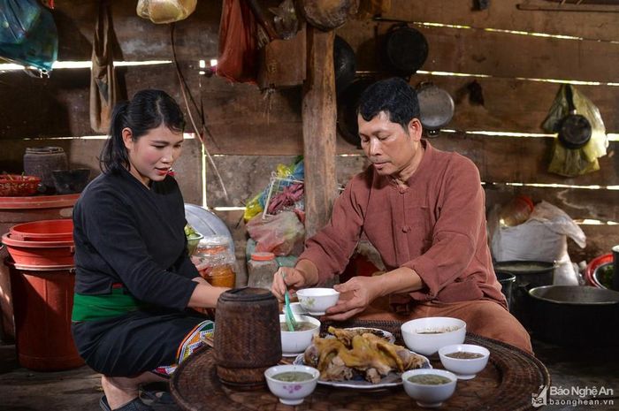Đồ cúng được các thành viên trong gia đình tự tay chuẩn bị một cách cẩn thận, chu đáo, thành tâm nhất. Ảnh: Thành Cường