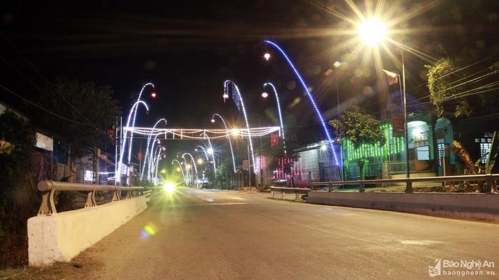 Những năm trước đây, người dân miền núi thường dựng cây nêu và treo cờ trên ngọn cây nêu để trang trí Tết. Nhưng, năm nay họ không làm vậy mà lại treo đền lồng thay cờ. Người dân ở đây cho rằng biết những năm trước thường treo cờ lên cây nêu, mỗi khi có gió cờ hay bị cuốn xoắn làm mất đi vẻ mỹ quan mà đặc biệt là mất đi tính trang nghiêm của lá cờ Đảng, cờ Tổ quốc. Ảnh chụp tại bản Cửa Rào 2, xã Xá Lượng. Ảnh tư liệu Đình Tuân.