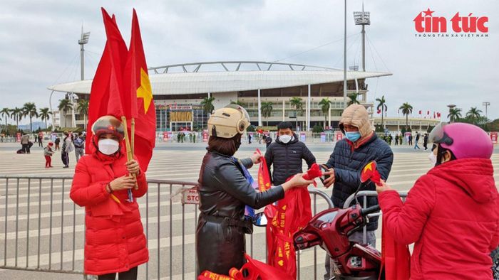 Cổ động viên mang theo cờ hoa, băng rôn khẩu hiệu háo hức được vào sân sớm.