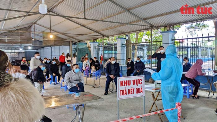 Bên ngoài Bệnh viện Thể thao Việt Nam, khá đông khán giả đến test nhanh.