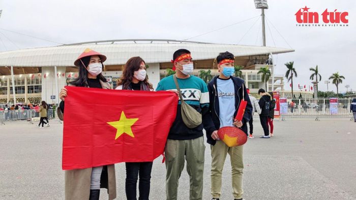 Các CĐV khuấy động không khí bên ngoài sân Mỹ Đình.