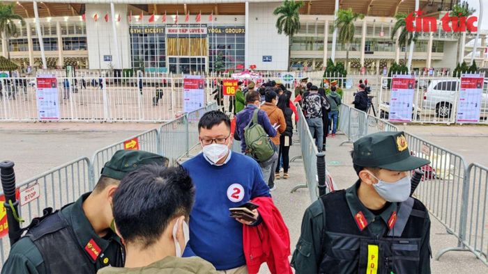 Do ảnh hưởng của dịch bệnh nên Ban tổ chức trận đấu giữa tuyển Việt Nam và tuyển Trung Quốc khuyến cáo khán giả tới sân sớm hơn 2 tiếng để khai báo y tế và kiểm tra an ninh.