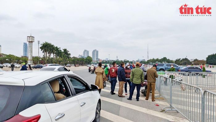 Đến sát giờ thi đấu, vẫn có khá nhiều "phe vé" hỏi mua lại vé của trận đấu này.