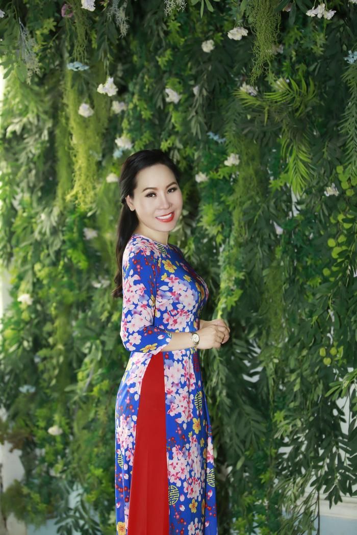 Mái tóc và cách trang điểm nhẹ nhàng tôn thêm vẻ đẹp dịu dàng, tinh tế của chủ nhân chiếc áo dài
