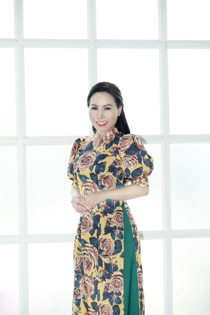 "Nếu bạn đang băn khoăn về trang phục diện trong những ngày xuân thì áo dài là một gợi ý hoàn hảo”, Kim Chi chia sẻ.