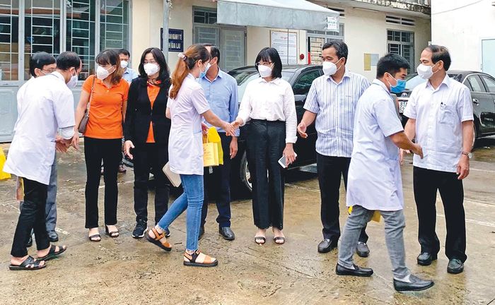 Các đồng chí lãnh đạo tỉnh động viên đội ngũ y-bác sĩ trước khi lên đường vào TP. Hồ Chí Minh chống dịch. Ảnh: Như Nguyện