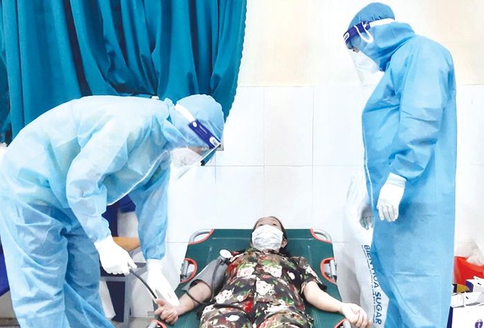 Các y-bác sĩ Gia Lai thăm khám cho bệnh nhân tại khu cách ly 122 Hòa Bình, phường Tân Thới Hòa, quận Tân Phú, TP. Hồ Chí Minh (ảnh đoàn công tác cung cấp).