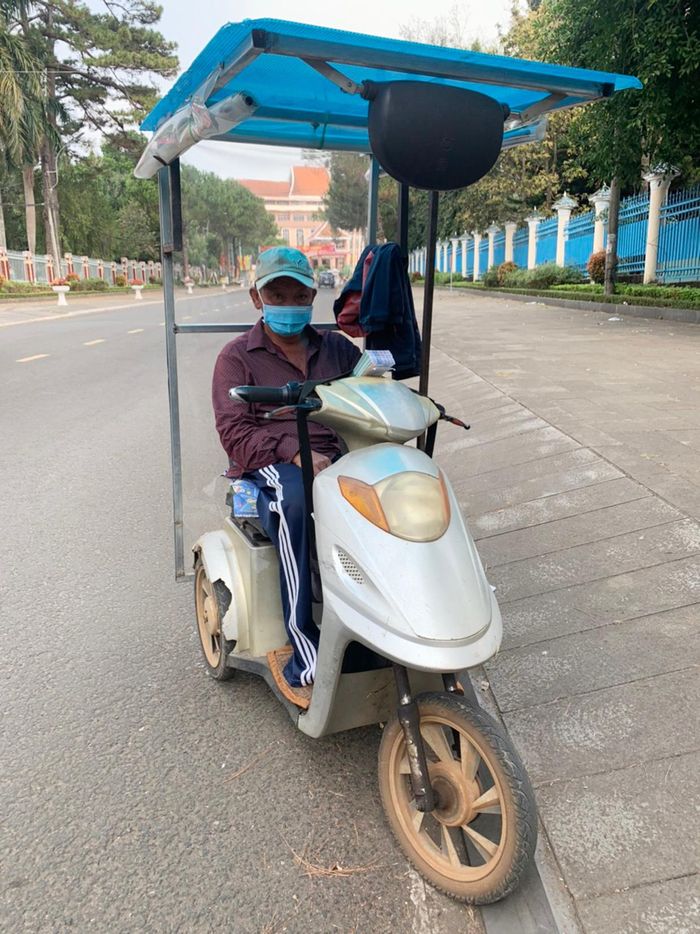 Ông Đặng Thanh Vũ rong ruổi bán vé số trong ngày Tết. Ảnh: R'Ô HOK 