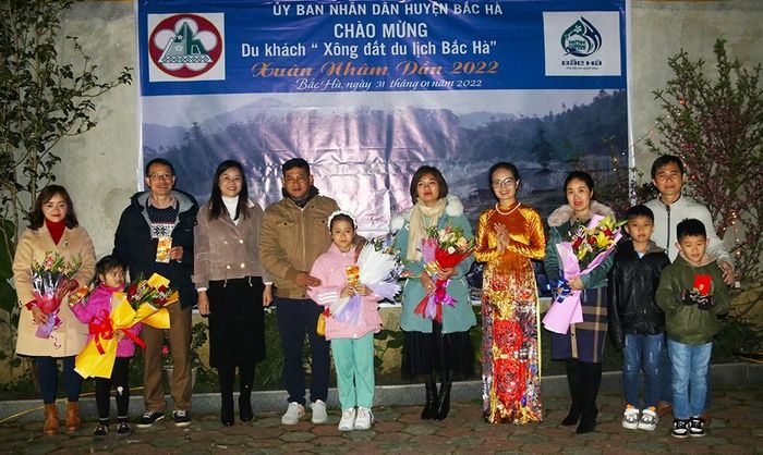 Lãnh đạo huyện Bắc Hà tặng hoa, quà các du khách xông đất du lịch Bắc Hà.