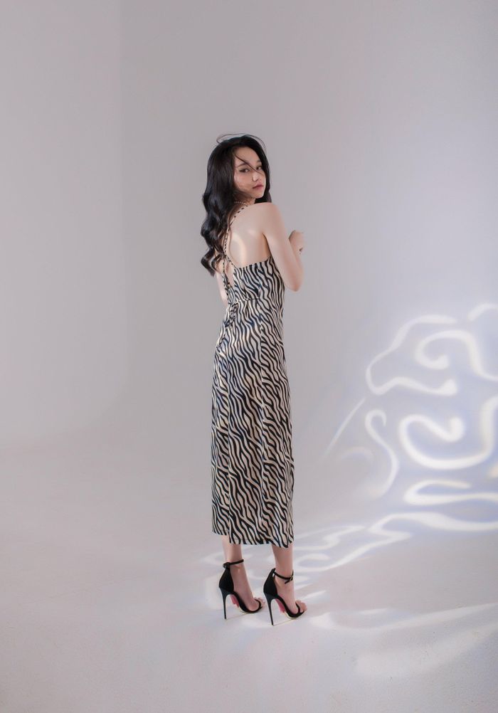Trúc Anh ngoài đời là người hoạt bát, dí dỏm, thường nói đùa để tăng không khí cuộc trò chuyện. Mặt tính cách này khác biệt với ấn tượng cô để lại qua các vai diễn. Trong buổi chụp hình với Zing, nữ diễn viên đến sớm, trước cả khi trợ lý của cô có mặt và chủ động chào hỏi, bắt chuyện với ê-kíp.