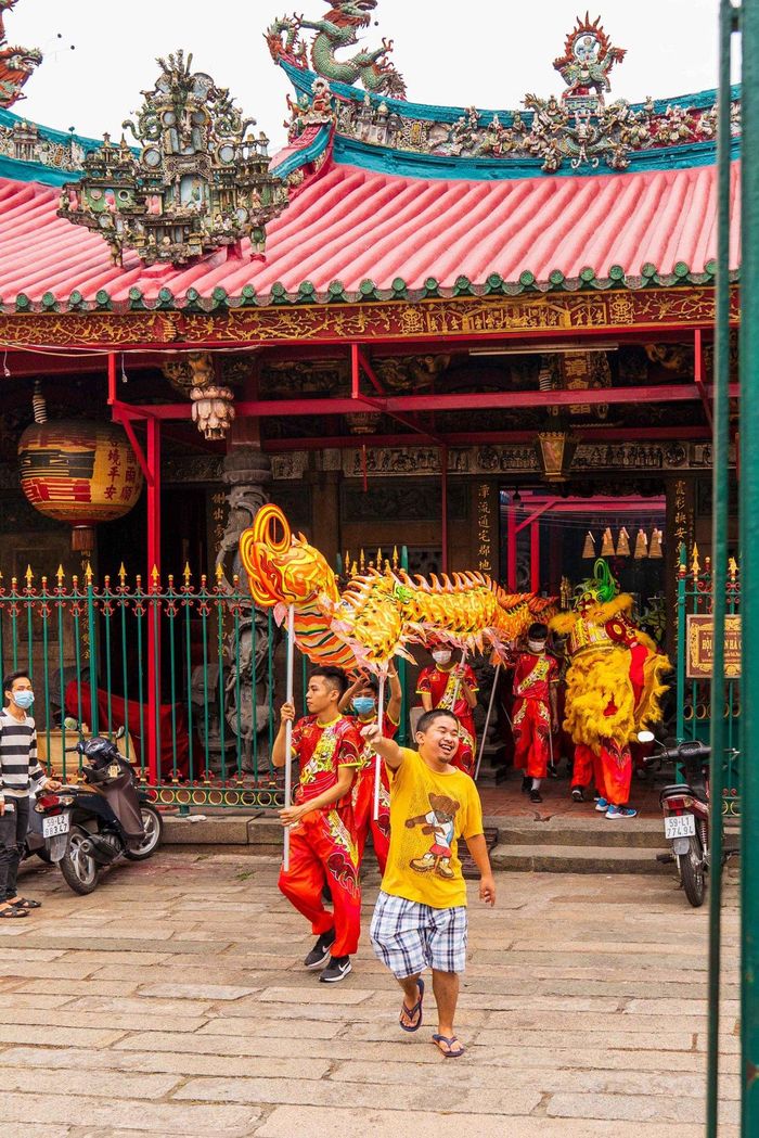 Ông Tây cảm thấy không khí khi thấy các phụ nữ và trẻ con Việt tranh thủ “selfie” trước khi đoàn lân bắt đầu múa (ảnh trái, chụp hôm 1/2) và cảnh một khán giả phấn khích trong buổi diễn (ảnh phải, chụp hôm 1/2/2021). Ảnh: JP Klovstad.