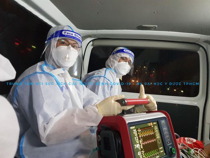  Nhân viên y tế như Nhiệm và Phong đã kiên cường chiến đấu ở tuyến đầu suốt nửa năm. (Ảnh: H.P)