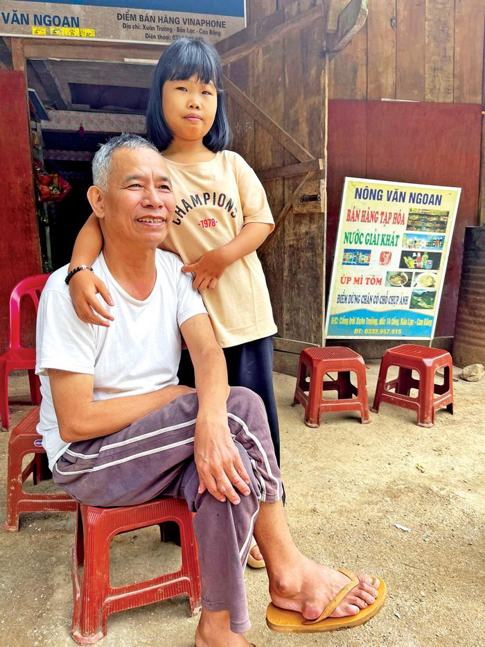 Ông Nông Văn Ngoan, chủ quán nước, người tìm ra địa điểm ngắm toàn bộ con đèo 14 tầng và cháu ngoại