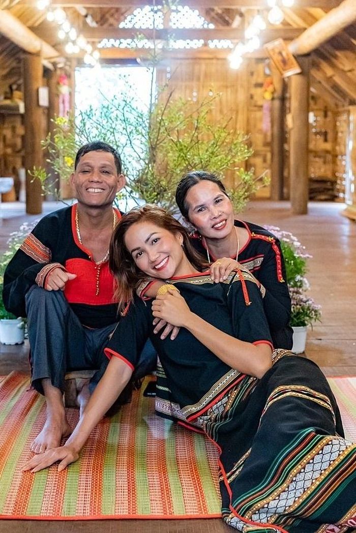 H'hen Niê luôn dành sự quan tâm sâu sắc tới ba mẹ.