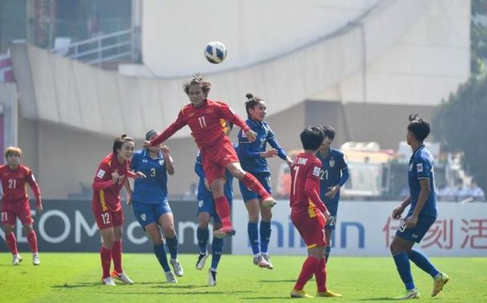 Thái Thị Thảo (số 11) trong một pha không chiến. Ảnh: AFC