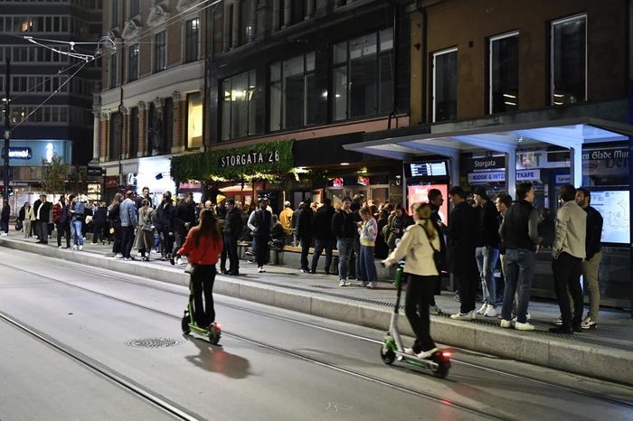 Mọi người xuống đường ăn mừng việc chấm dứt các hạn chế COVID-19, ở Oslo. Ảnh tư liệu: AP