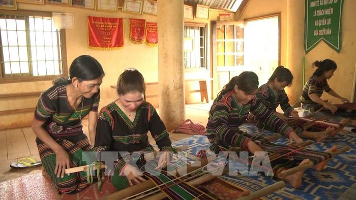 Để gìn giữ bản sắc văn hóa không bị mai một, thời gian qua, tỉnh Đắk Nông đã tạo nhiều điều kiện để mở các lớp dạy nghề dệt thổ cẩm cho chị em phụ nữ các buôn làng. Ảnh: TTXVN phát 