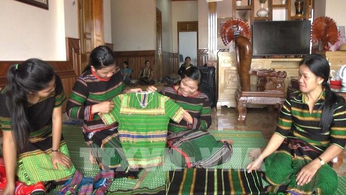 Sản phẩm thổ cẩm ngày càng được cách tân nhằm đáp ứng cho nhu cầu của thị trường. Ảnh: TTXVN phát