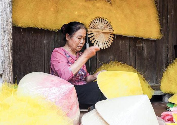 Bác Doãn Thị Thái, đã có hơn 4 đời làm nón ở Phú Mỹ, kể: "Trước chúng tôi quen làm nón chỉ chú trọng yếu tố bền bỉ, bán ra chợ là xong. Giờ thử chằm lá bồ đề lên nón mà hỏng suốt, thử kiểu này sang kiểu khác vẫn xấu, không thể vừa ý, nên cũng có lúc nản lắm. Nhưng nể tâm huyết của Dũng, chúng tôi vẫn tiếp tục với hy vọng cải tiến được sản phẩm hoàn hảo hơn".