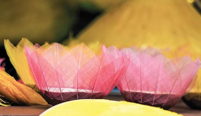 Sản phẩm đèn hoa đăng từ lá bồ đề.