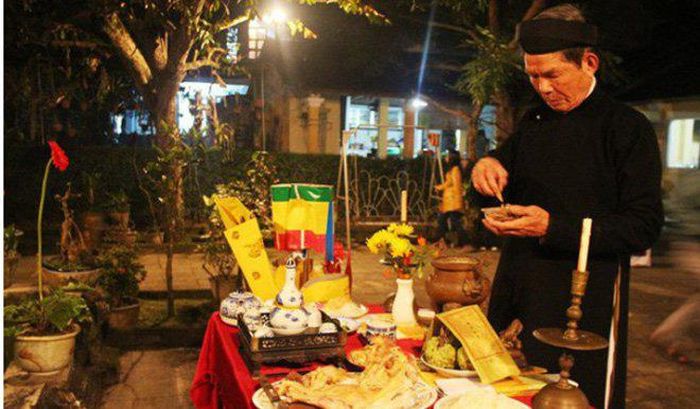 Nhân phút thiêng liêng giao thừa vừa tới, năm cũ qua đi, đón mừng năm mới, tam dương khang thái, vạn tượng canh tân. Nay ngài Thái Tuế tôn thần trên vâng lệnh Ngọc Hoàng Thượng đế, giám sát vạn dân, dưới bảo hộ sinh linh tảo trừ yêu nghiệt. Quan cũ về triều cửa khuyết, lưu phúc, lưu ân. Quan mới xuống thay, thể đức hiếu sinh, ban tài tiếp lộc. Nhân buổi tân xuân, tín chủ chúng con thành tâm, sửa biện hương hoa phẩm vật, nghi lễ cung trần, dâng lên trước án, cúng dàng Phật thánh, dâng hiến Tôn thần, đốt nén tâm hương, dốc lòng bái thỉnh.