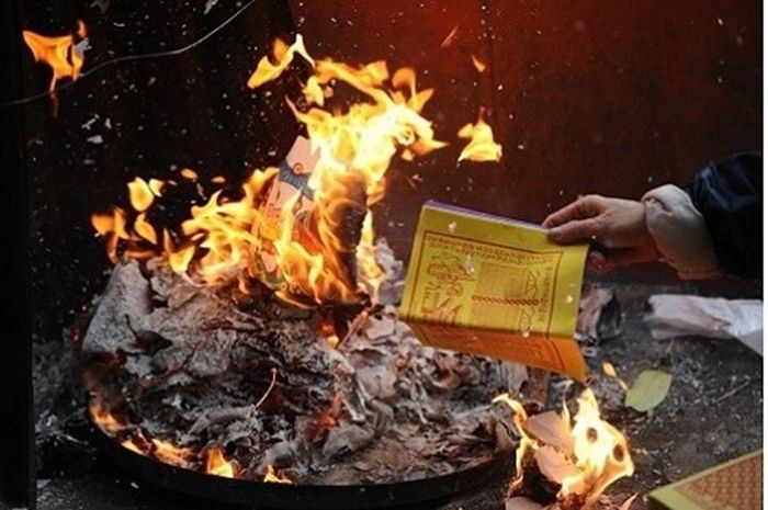 Thành tâm sửa biện hương hoa phẩm vật, phù tửu lễ nghi, cung bày trước án. Kính cẩn thưa trình: tiệc xuân đã mãn, Nguyên đán đã qua, nay xin thiêu hóa kim ngân, lễ tạ Tôn thần, rước tiễn âm linh trở về âm cảnh.