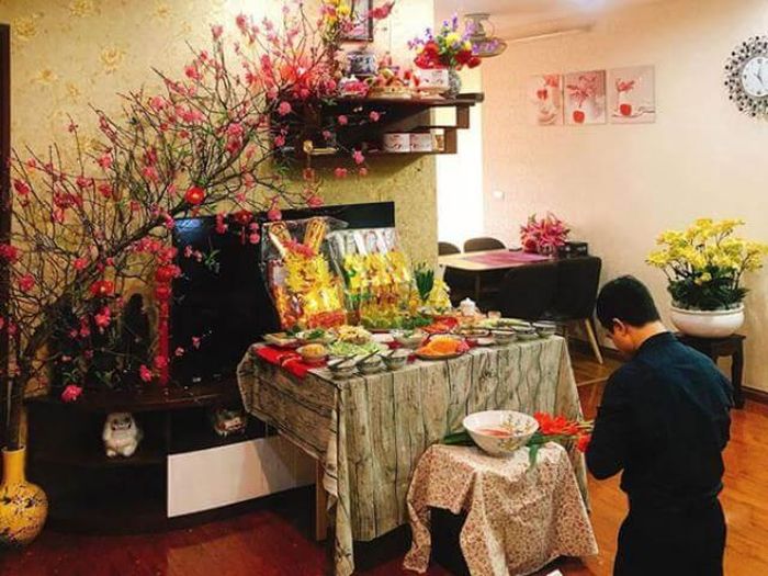 Phút giao thừa vừa điểm, nay theo vận luật, tống cựu nghênh tân, giờ Tý đầu xuân, đón mừng Nguyên Đán, tín chủ chúng con thành tâm, tu biện hương hoa phẩm vật, nghi lễ cung trần, dâng lên trước án, cúng dàng Phật - Thánh, dâng hiến tôn Thần, tiến cúng Tổ tiên, đốt nén tâm hương, dốc lòng bái thỉnh.