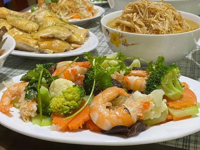 Tôm xào rau củ rất bắt mắt bởi có màu xanh của súp lơ màu vàng của tôm, màu nâu của mọc nhĩ.