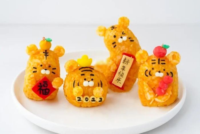 Để làm món cơm nắm hình hổ này, cần chuẩn bị cơm trắng dẻo, bí ngô, chút giăm bông, rong biển, phô mai, củ từ, củ cải đường (củ dền đỏ), bột rau câu trái cây.
