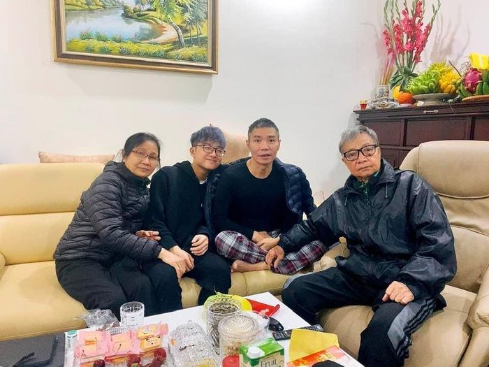 MC Thảo Vân chia sẻ hình ảnh con trai cùng ông bà nội thăm nhà mới NSND Công Lý ngày mùng 1 Tết.